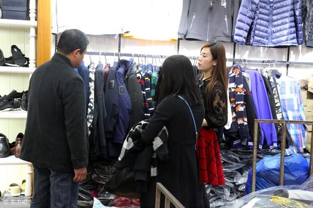 农民工买衣服,让拿2件外套的小号试穿一下,没