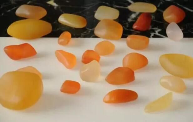 触摸来自新疆的蓝宝石和金丝玉