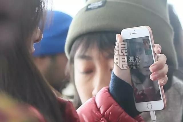 关晓彤与鹿晗跨国视频聊天 ,男方睡眼朦胧,还嘟