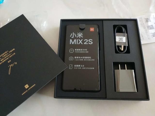 小米mix2s开箱上手:这手机的颜值咋样,给它几