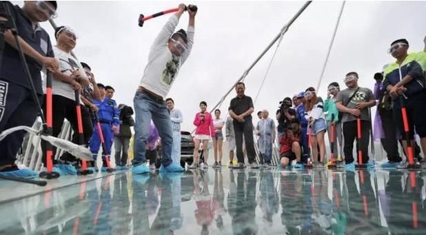 走着上去,爬着回来,中国第一“玻璃桥”