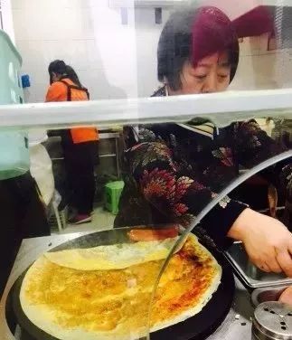 52岁煎饼大妈月入10万，爆开三家连锁店，还送女儿出国：有梦想谁