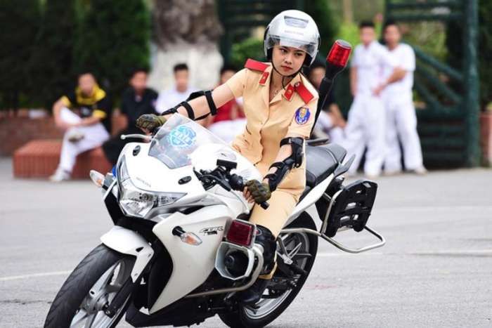 初次到来河内, 你应该需要一些热情又友好的越南女导游