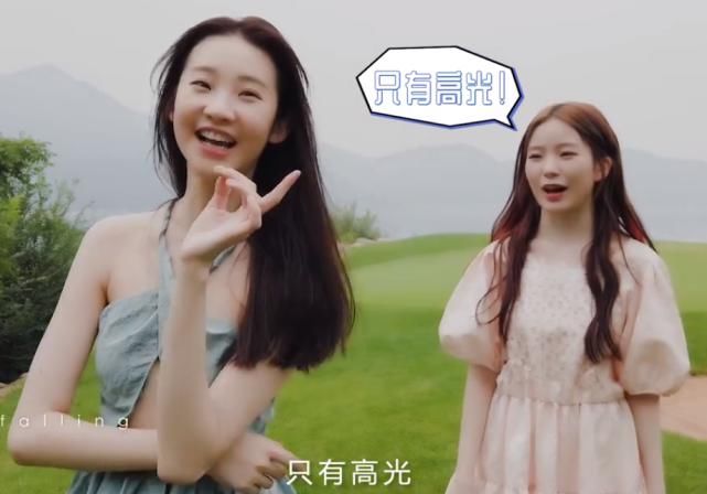 希林娜依·高晒自拍照，车后座的眼神很抢镜，张艺凡：是我呀大哥