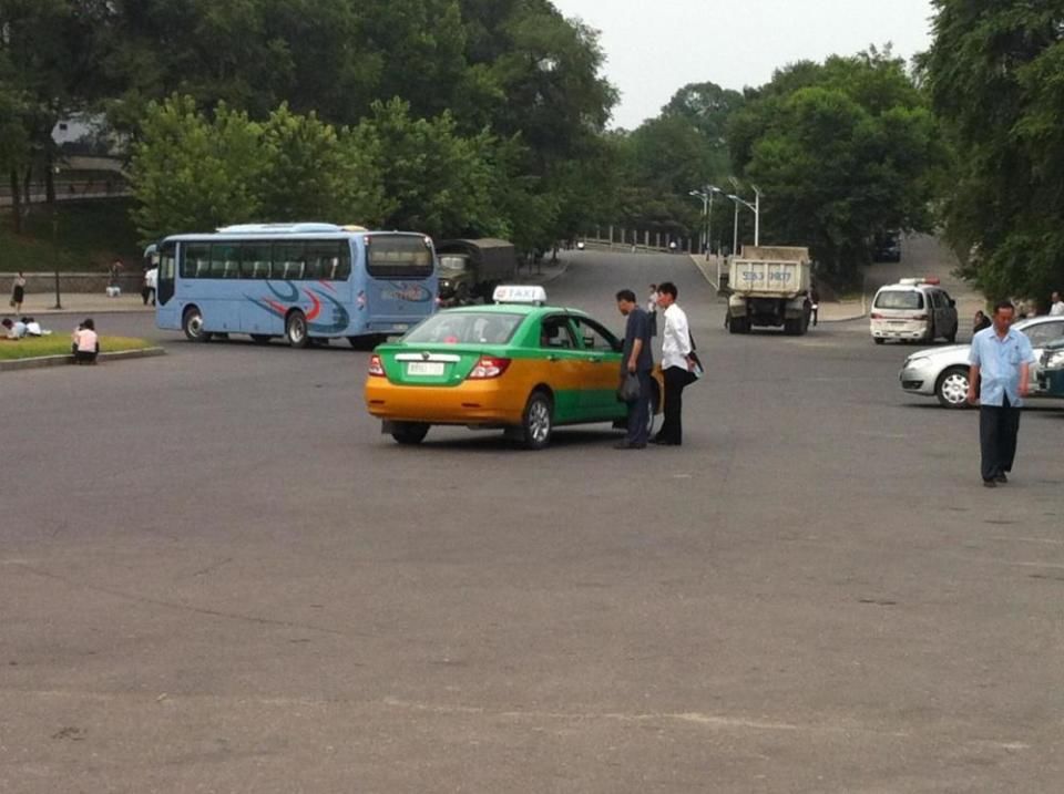 朝鲜街头看出租车，发现他们喜欢中国车，车上没计价器