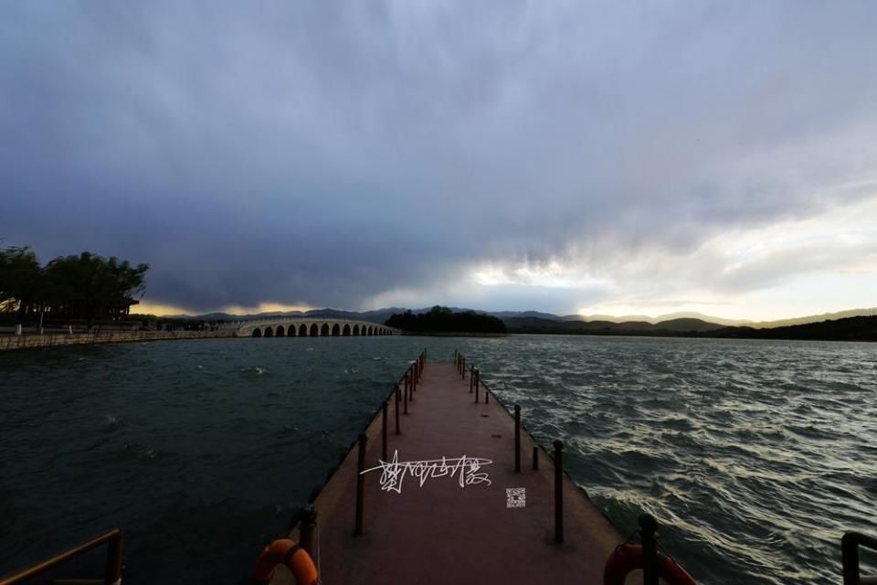 蓝天白云点缀最美北京城，最美落日晚霞映衬颐和园