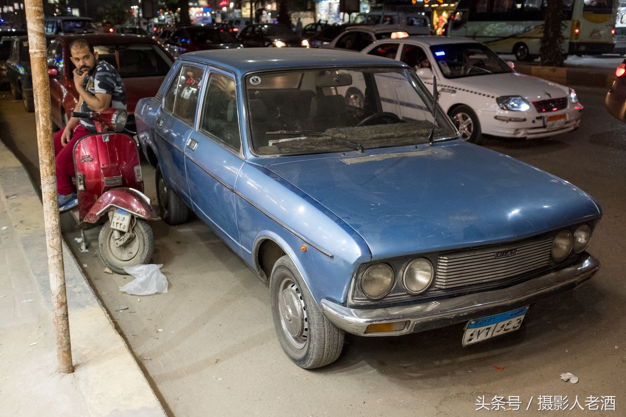 埃及街头汽车实拍:五十年前的车还在路上跑，破成这样还当客车