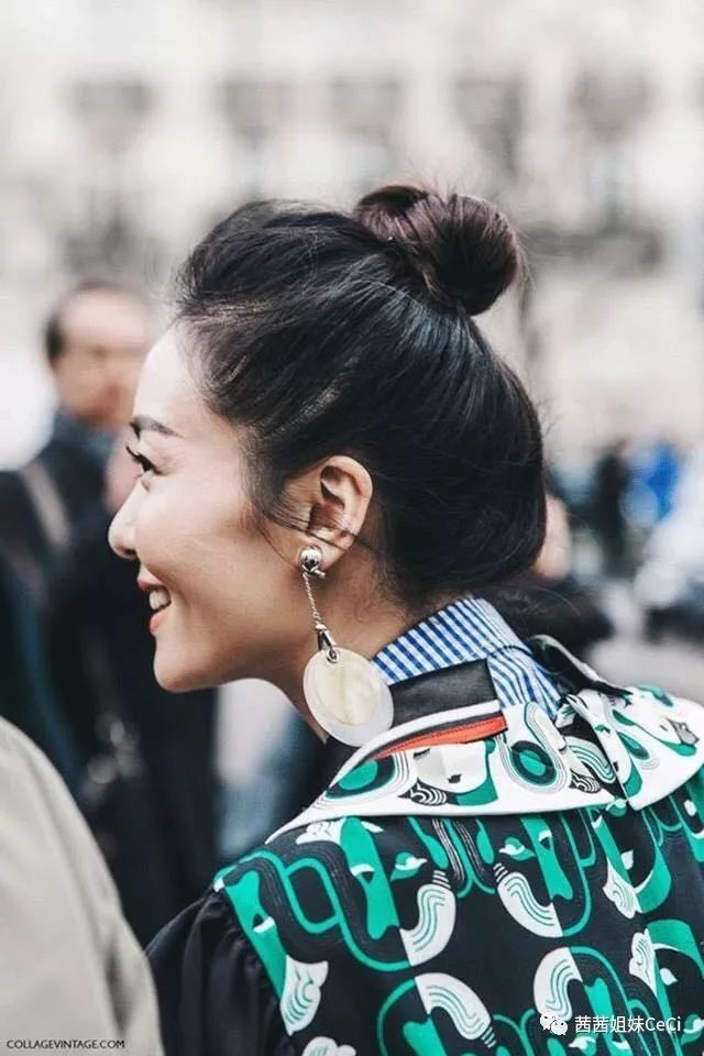 街拍丨夸张耳饰,打破秋冬的沉闷,让你在人群中