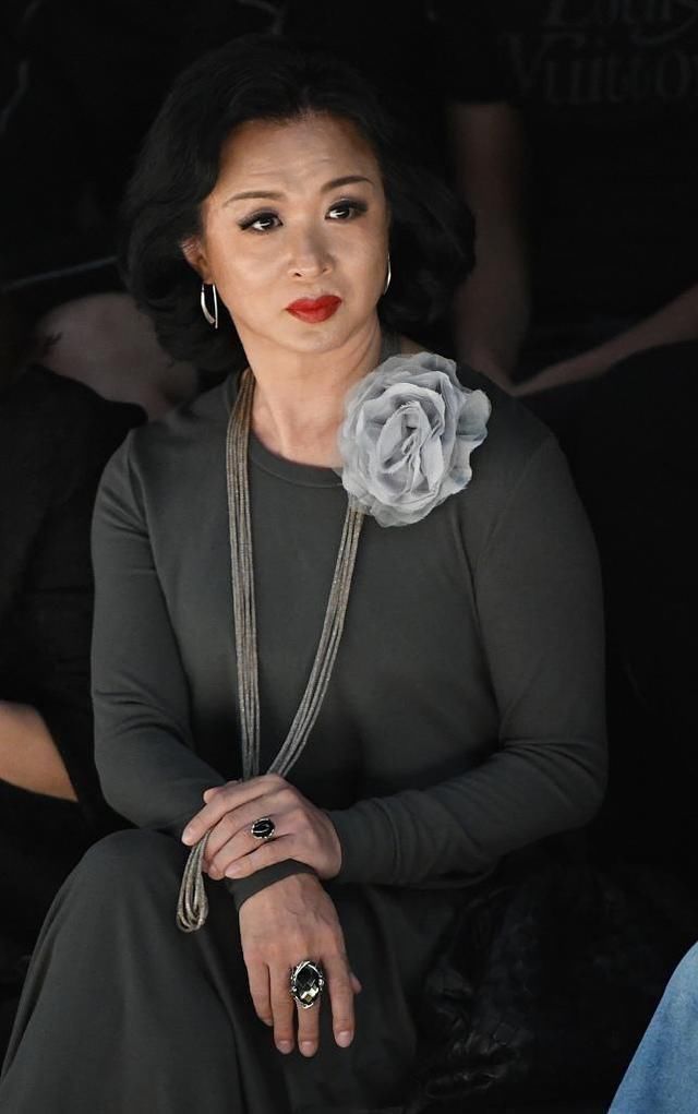 53岁金星看秀太女人,灰裙大红唇显贵气,油光满面皱纹遮不住
