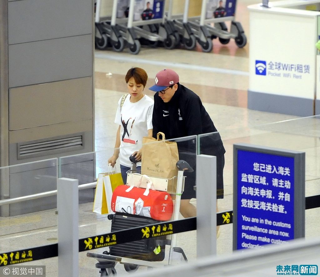 刘翔推行李车和老婆吴莎边走边聊 全程注视老