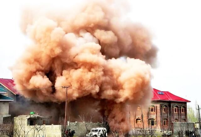 一架印度战机挂弹飞向印巴边境,30分钟后,在巴