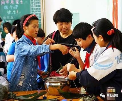 帮孩子写作业还要打扫教室… 家长做这么多 越