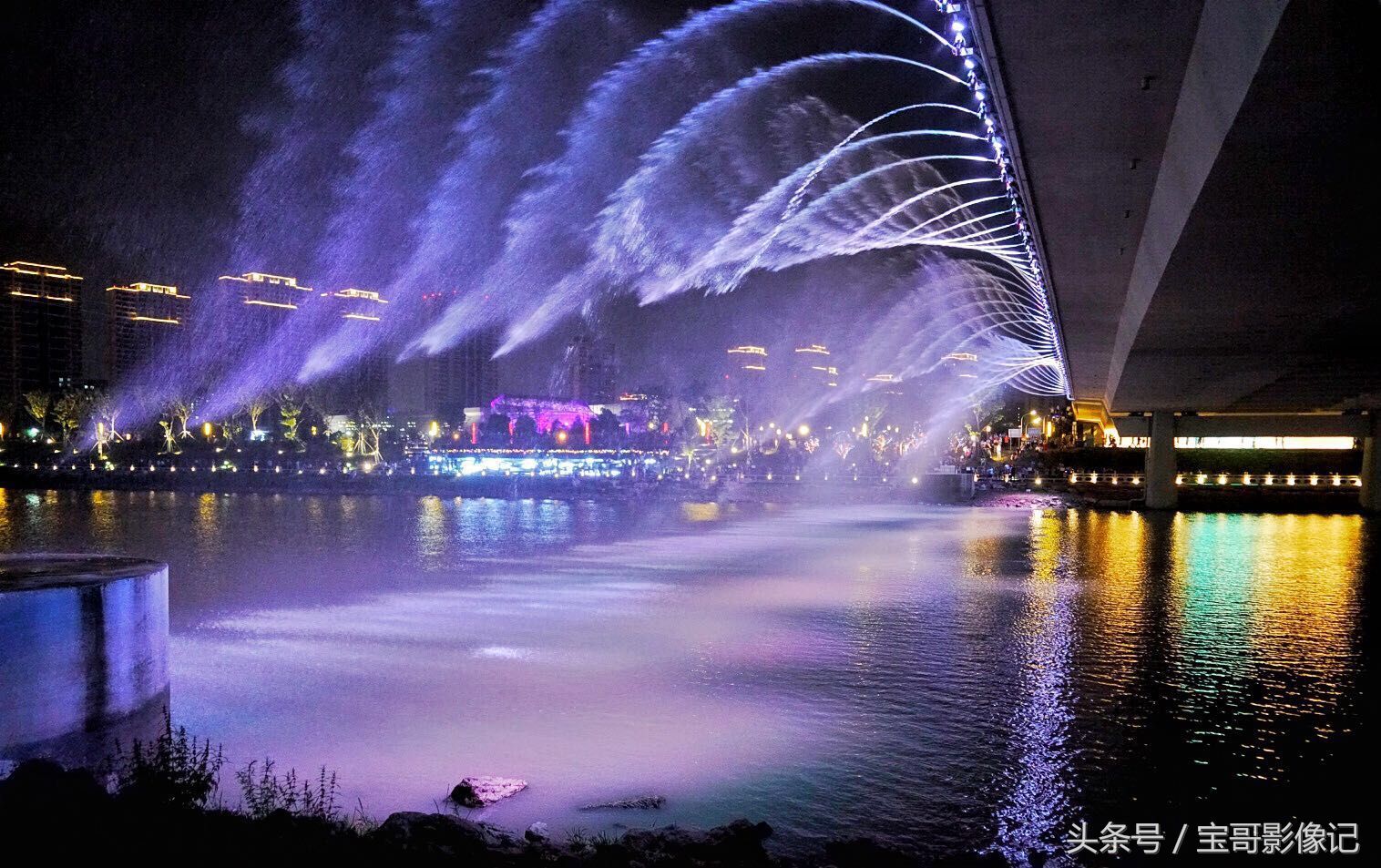 南京小龙湾桥一夜成网红 女摄影夏夜蹭热点拍