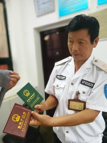 马大哈家长报名丢失户口本,他们雨中爬楼寻找