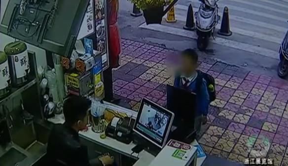 小学生无缘无故辱骂商店老板被扇耳光,老板:你