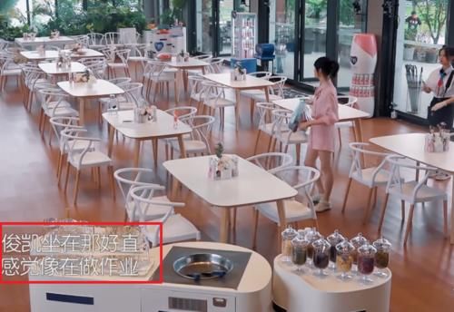 王俊凯切菜，杨超越路过扭头看他，小声嘟囔的话，导演不舍得剪掉