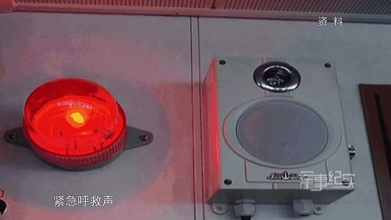 中国海军亚丁湾首次抓捕海盗画面曝光:与手持