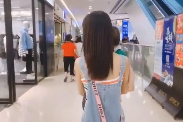 时尚姥姥带外孙逛街，被路人认成母子，网友：羡慕姥爷