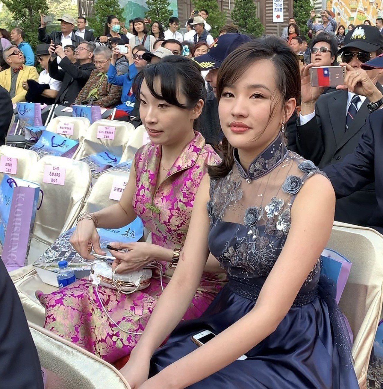 韩国瑜就职演说 台下民众都在和他女儿合影.