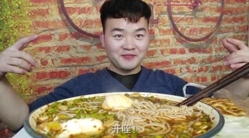 小伙挑战10斤面条,以为大胃王,当镜头拉近后,网