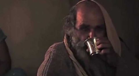 印度男子42年不洗澡不刷牙,连胡子也不刮,只为