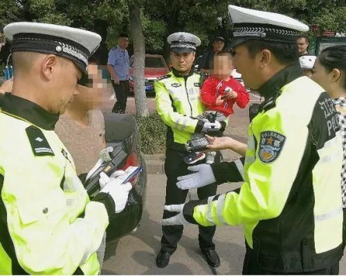 媒体谈警察“多此一举”:对得起头上的国徽和良心