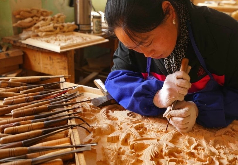 实拍我国传统手艺人:1两屑子换1两金子,却没人