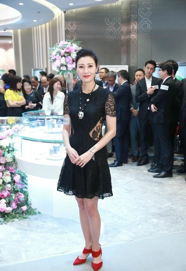 李嘉欣美貌水平好稳定，穿身蕾丝花纹礼服，老公站身边气场也不虚