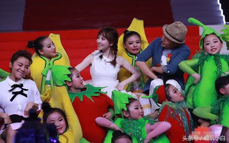 冯提莫空降星光大道,热舞欢歌惊艳全场,星路顺