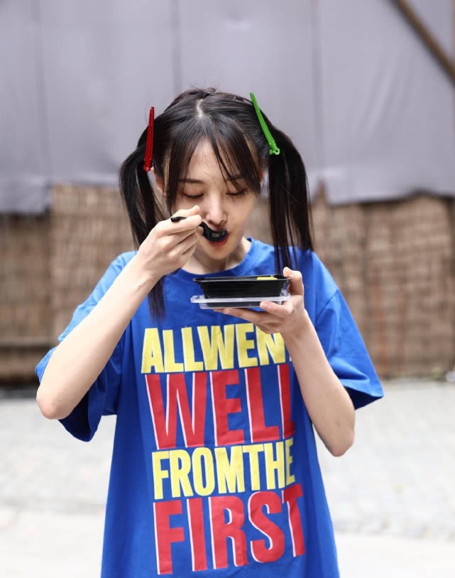 是美貌营业,郑爽VS鞠婧祎,她输在了发际线!