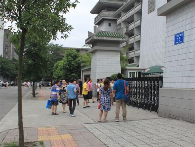 女儿放学后总遇到怪阿姨塞糖给她，母亲发觉不妙，报警后傻了