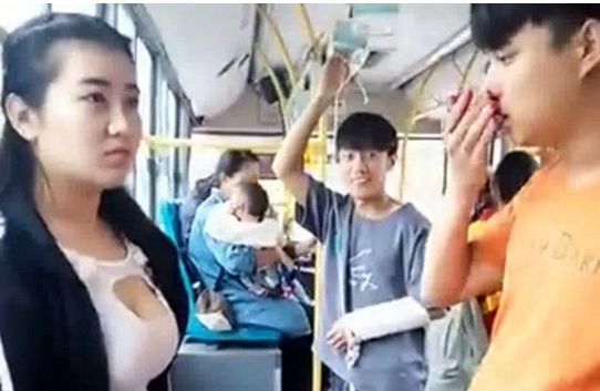 公交车上来一位大胸美女,小伙偷瞄一眼,接下来一幕他尴尬了
