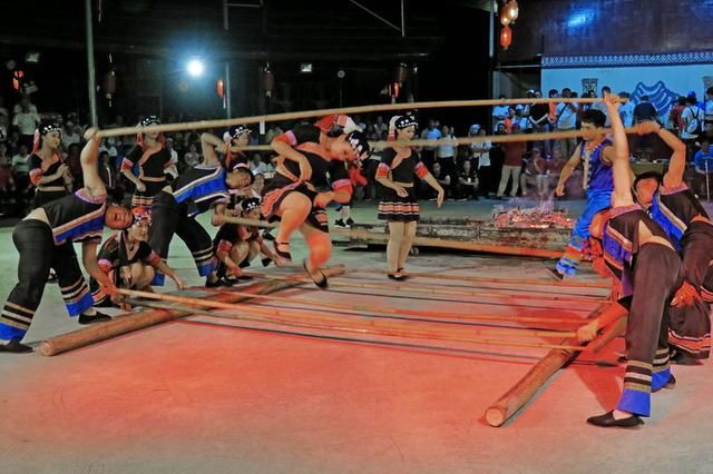 广西巴马看瑶族花式跳竹竿