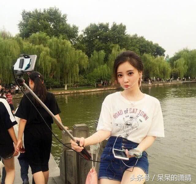 王思聪挥金两个亿打造她,还比不上冯提莫在西湖边的一次户外直播