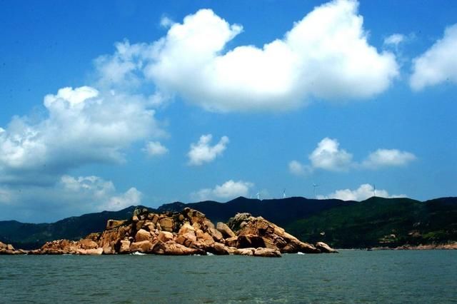 四礵列岛地处台湾海峡西北面,由北礵、南礵、东礵、西礵、白礵、红礵、秋礵等 20多个大小岛屿组成。 其中北礵岛面积1.88平方公里,人口2800多,地理位置最为显要,正处福建省闽东渔场中部,靠近东引岛,扼闽浙海上交通之要道,岛上不但有驻军观察所,而且国家海洋站和上海导航局都在北礵岛设点观测海纹和气候情况。 北礵岛面积最大,有保持十分完整的部队防空洞等军事设施,一座山就是一个军事要塞,四通八达的,山顶还有军事瞭望塔。赏海西首轮日出,观对台军事阵地,游东海旖旎风光,品海岛海鲜盛宴。 俗话说无限风光在