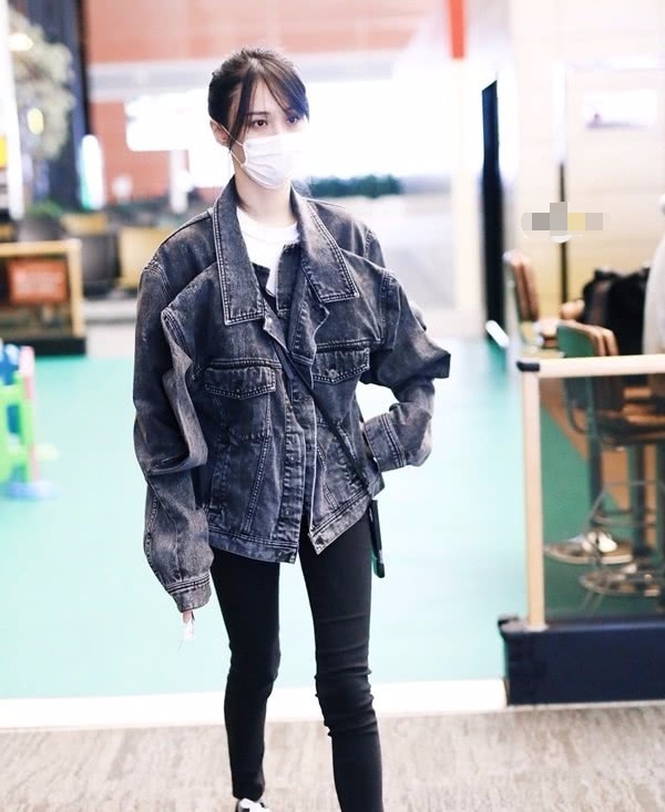 郑爽独自现身机场,扎麻花辫青春灵动,美貌在线