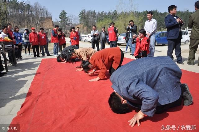 农村习俗，大年初一给长辈磕头拜年！你如何看待这种仪式呢？