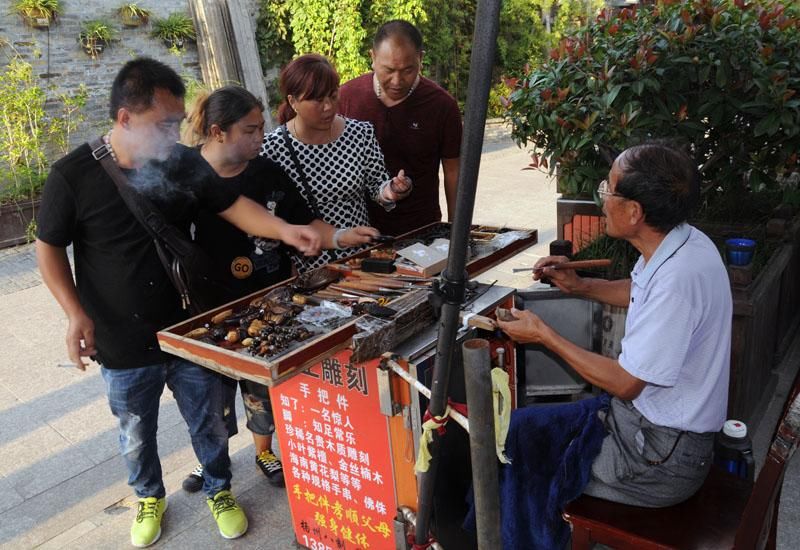 患癌老兵街头卖手把件 一天能挣二百元