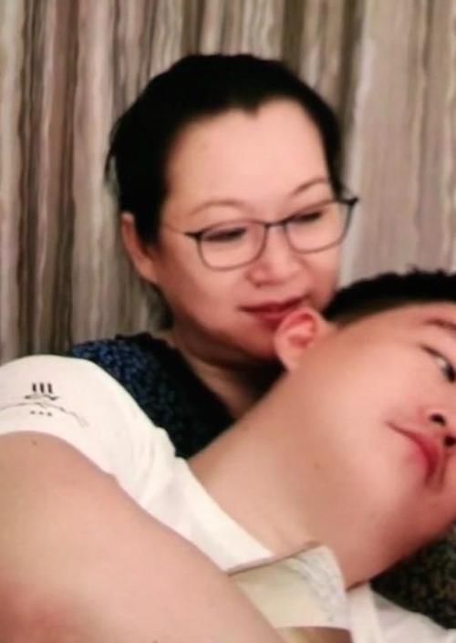赵本山小儿子与55岁母亲直播，透露工资7500，母亲富态美丽