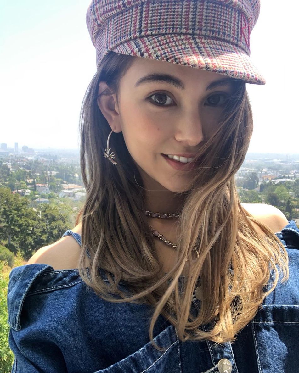 组图:昆凌穿复古牛仔裙小露香肩秀美腿 头戴贝