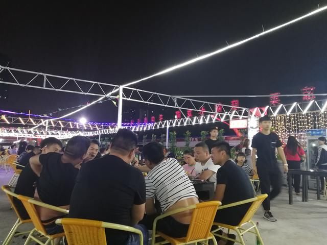 郑州北区吃夜市，咋能少得了怼俩老砂锅，撩几盘电烤肉呢？