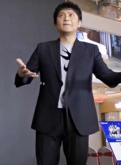 陈志朋参加小商场演出，舞台布置简陋，台下无人与他捧场令人唏嘘