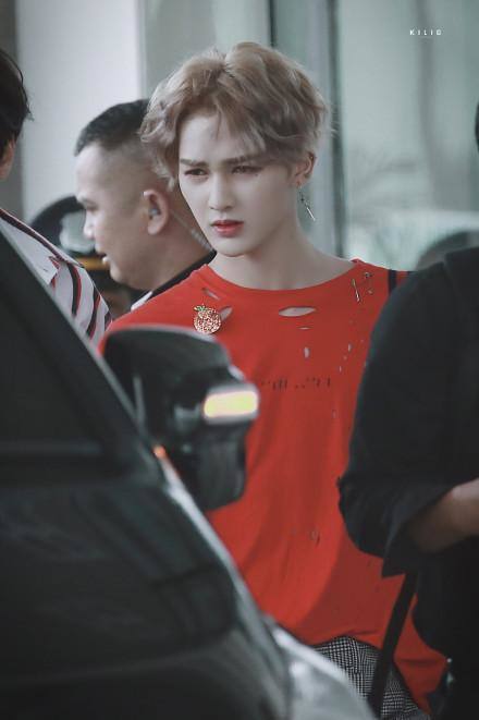 乐华七子男团:泰国上班照,朱正廷仙气飘飘,Jus