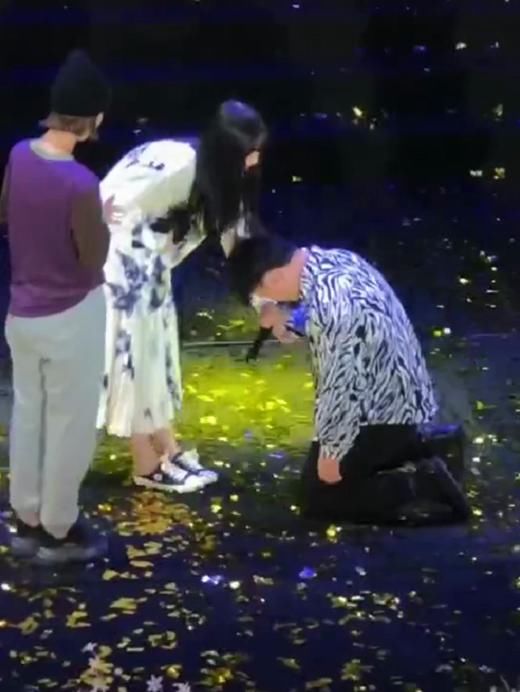 赵本山女儿参加谢师宴，徒弟双膝跪地送她豪车，嘎子携妻子现场助阵