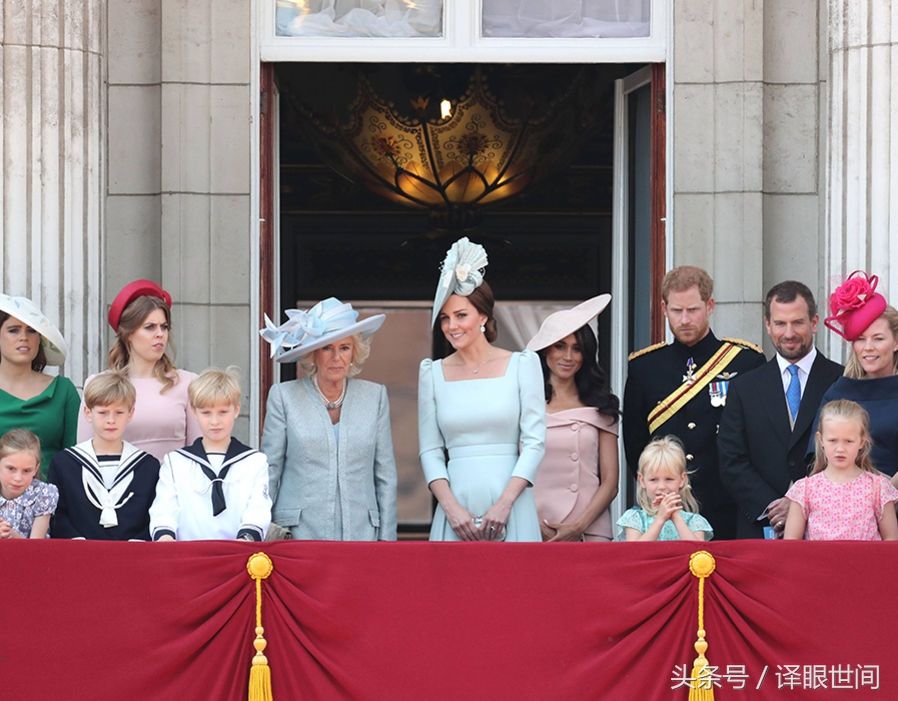 英国女王出席皇家阅兵式，王室四世同堂观看为女王举办的庆生活动