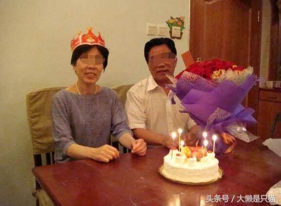 婆婆生日我送她衣服，小姑子骂我农村泼妇，婆婆把衣服扔进垃圾桶