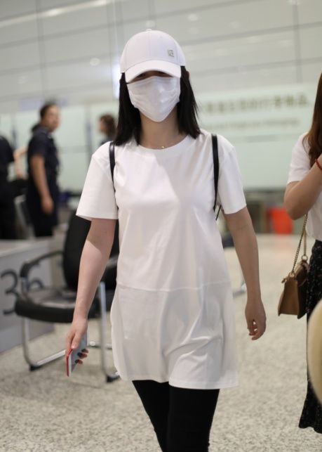 谢娜戴白色口罩现身上海机场,张杰没有陪同,大