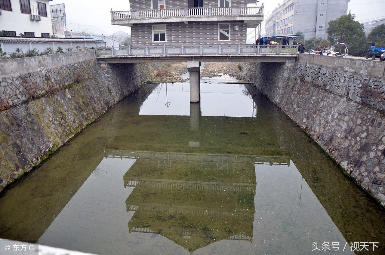 这栋别墅建在桥上，被称为“最牛桥上别墅”，结果不牛了