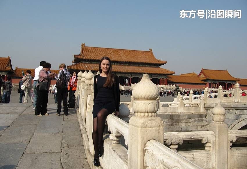 环游北京故宫，场面繁华热闹，俄罗斯女孩现身宫内