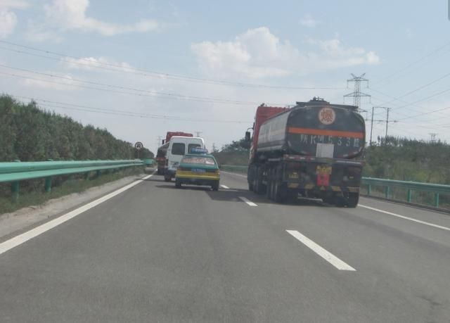 高速行驶中，在超车道跟车还要打左转向？老司机都懂这句话